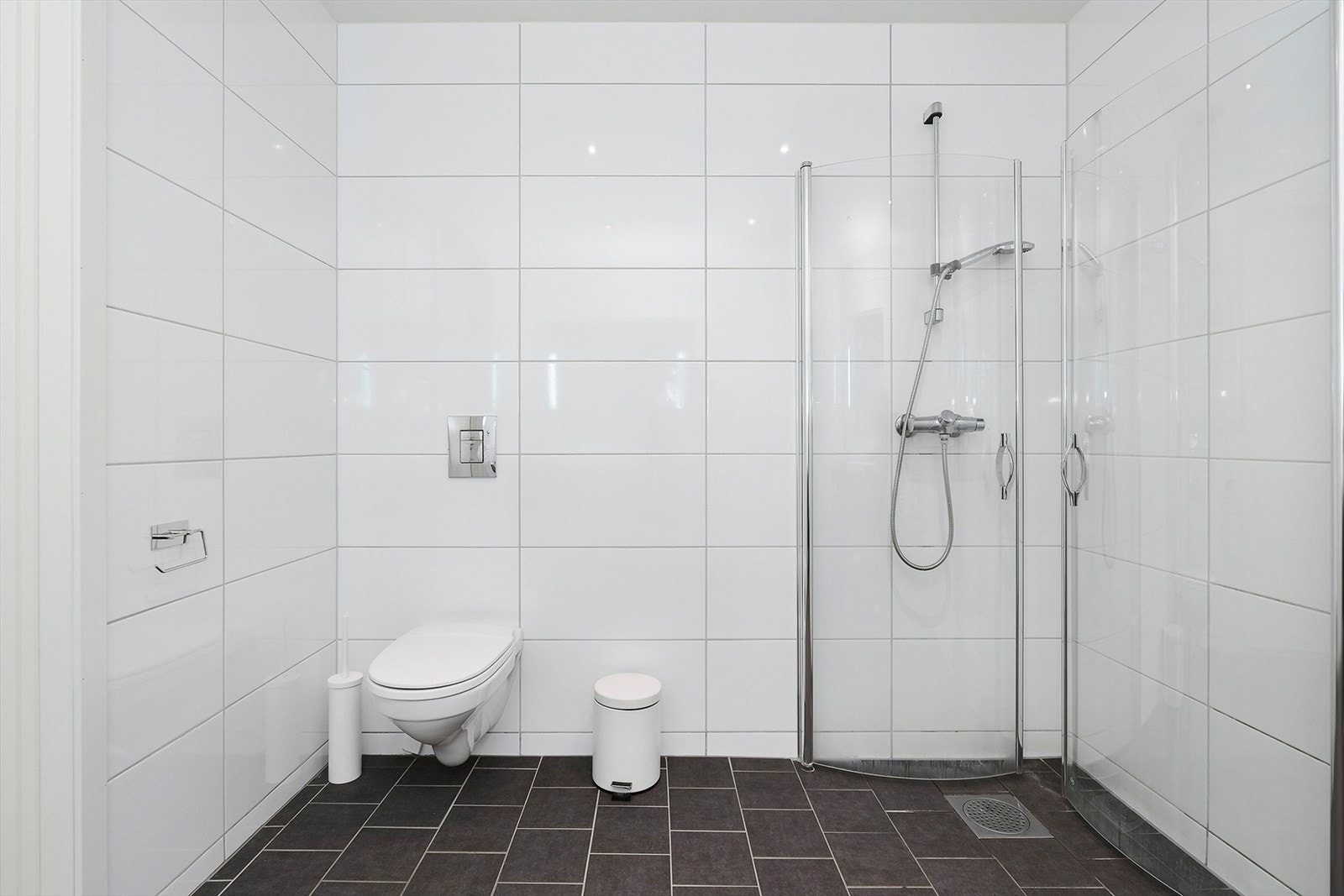 Helfliset bad med varmekabler i gulvet. Galleribilde