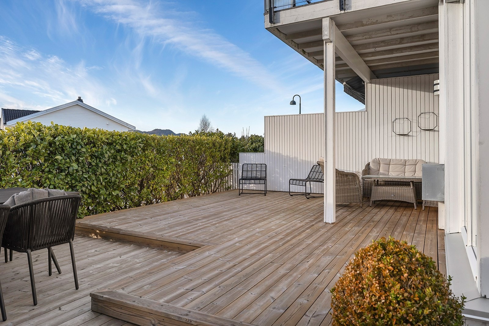 Terrassen ligger sørvendt med svært usjenert beliggenhet, og gode solforhold. Galleribilde