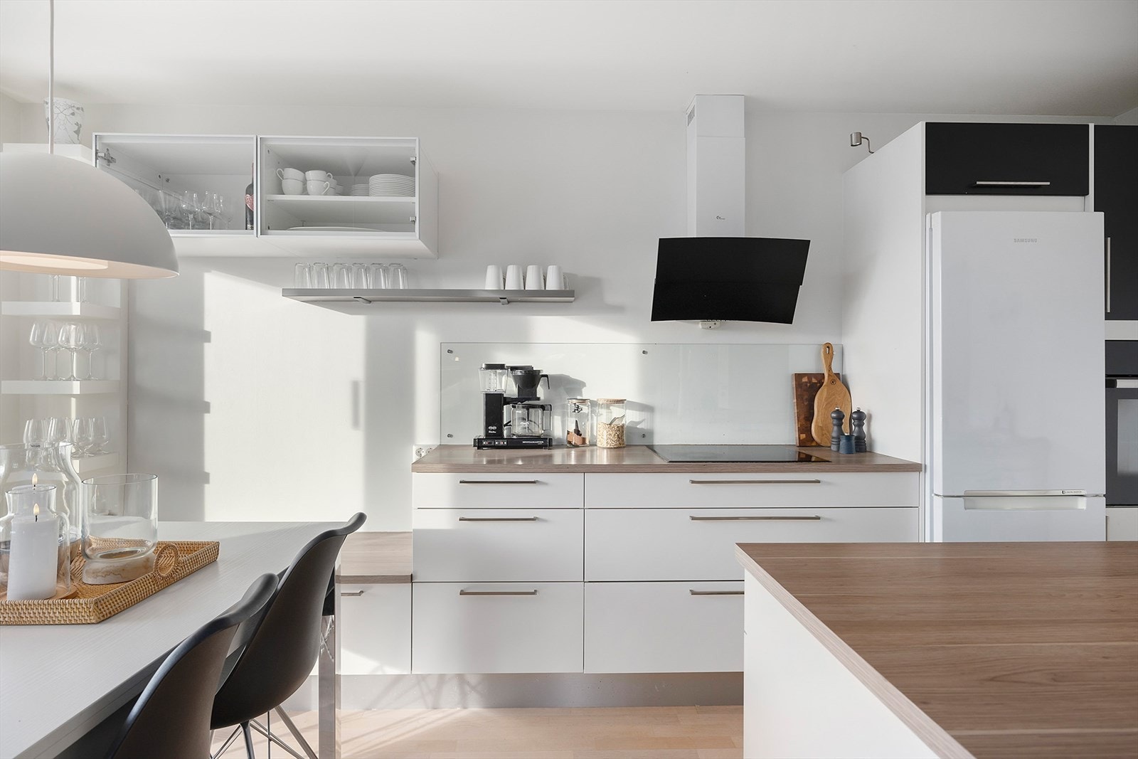 Kjøkkenet er praktisk utformet og har mye skap- og benkeplass. Galleribilde