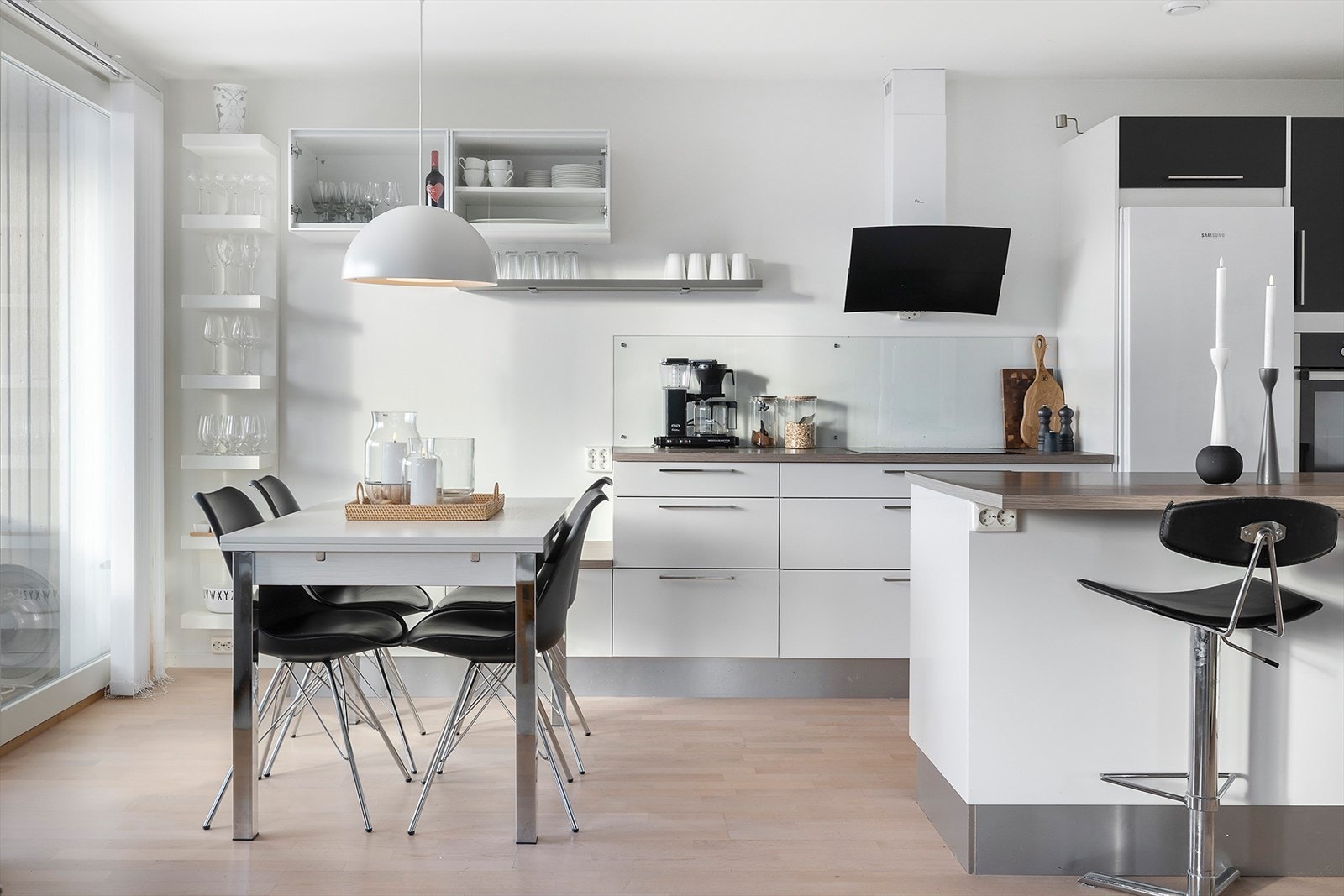 Mellom stuen og kjøkk
enet er det plass til en liten spisegruppe. Galleribilde