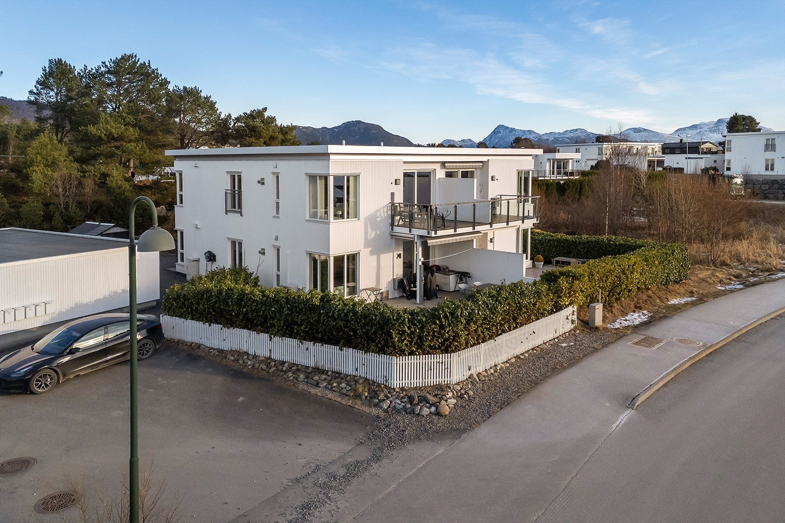 Boligen ligger svært fint til i et rolig og attraktivt område på Flisnes. Galleribilde