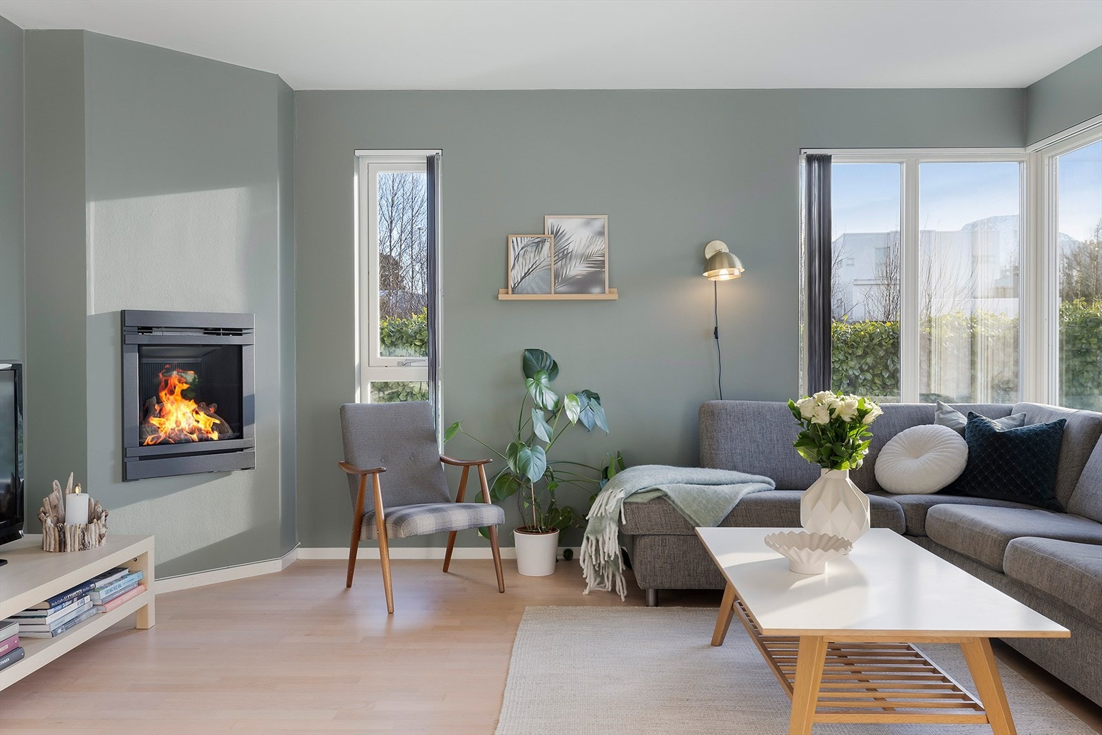 Stuen er malt i moderne farger og stilrene overflater. Galleribilde