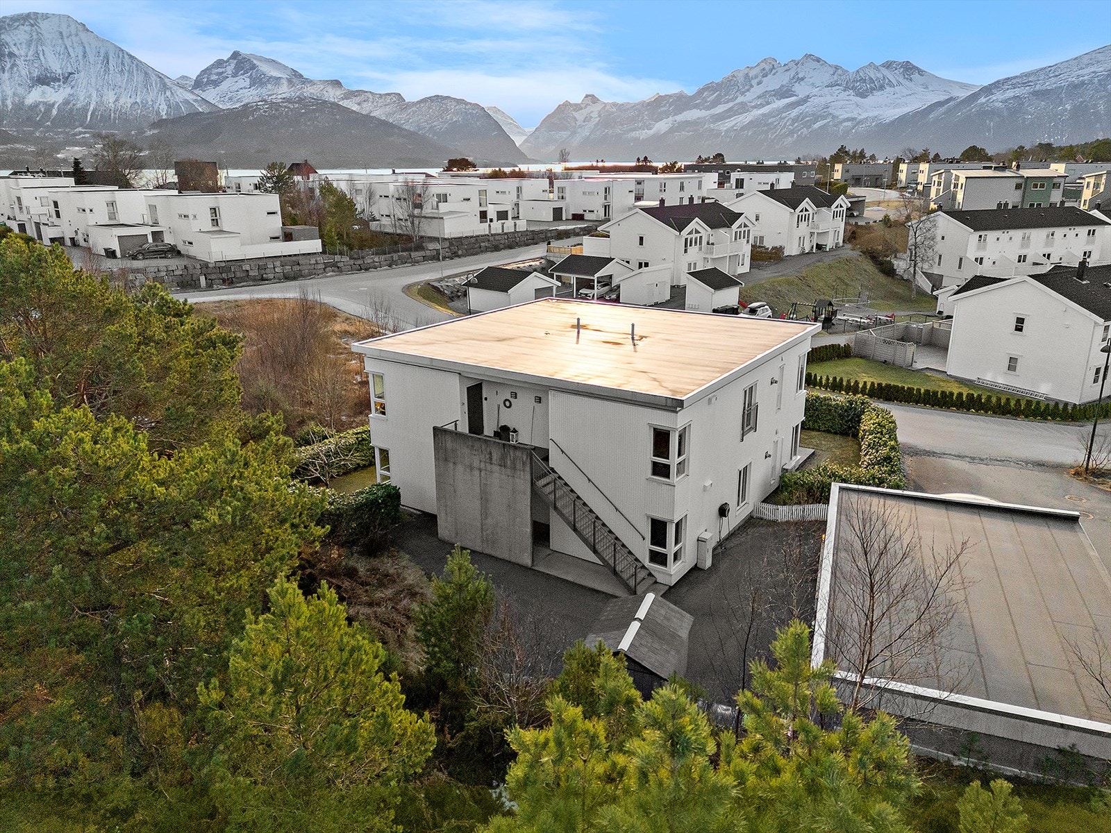 Leiligheten ligger i dette kjekke bygget bestående av fire seksjoner. Galleribilde