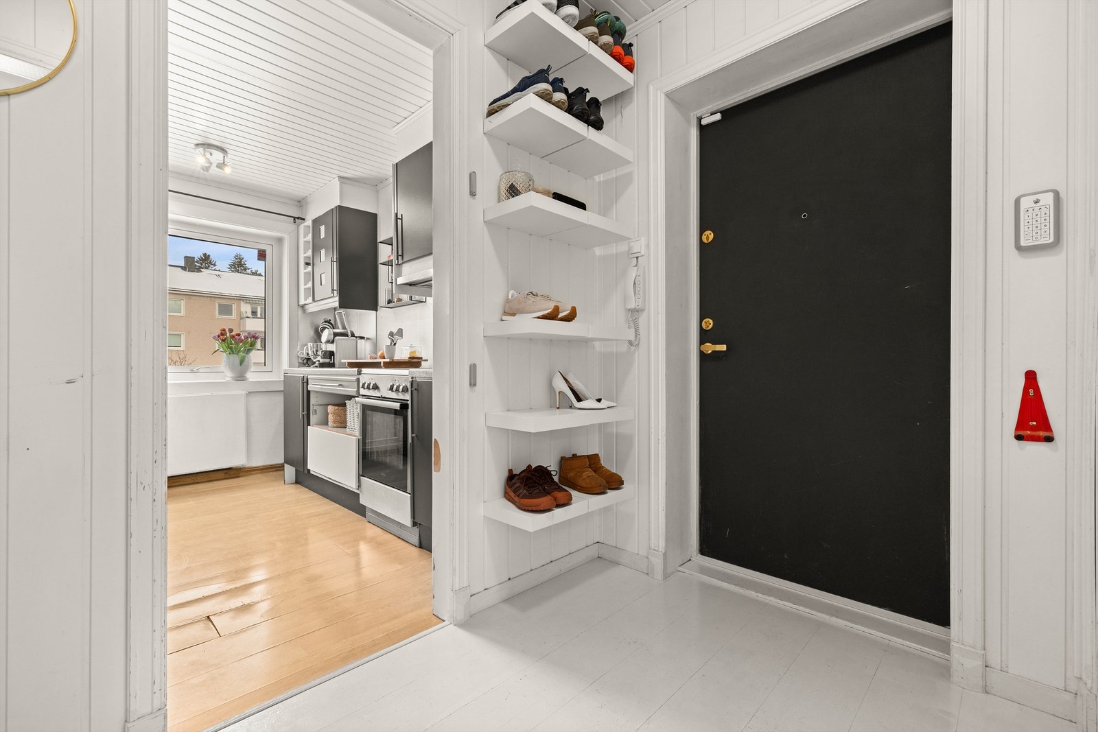 Entrèn er lys og gir et godt førsteinntrykk, med plassbygde hyller for oppbevaring. Galleribilde