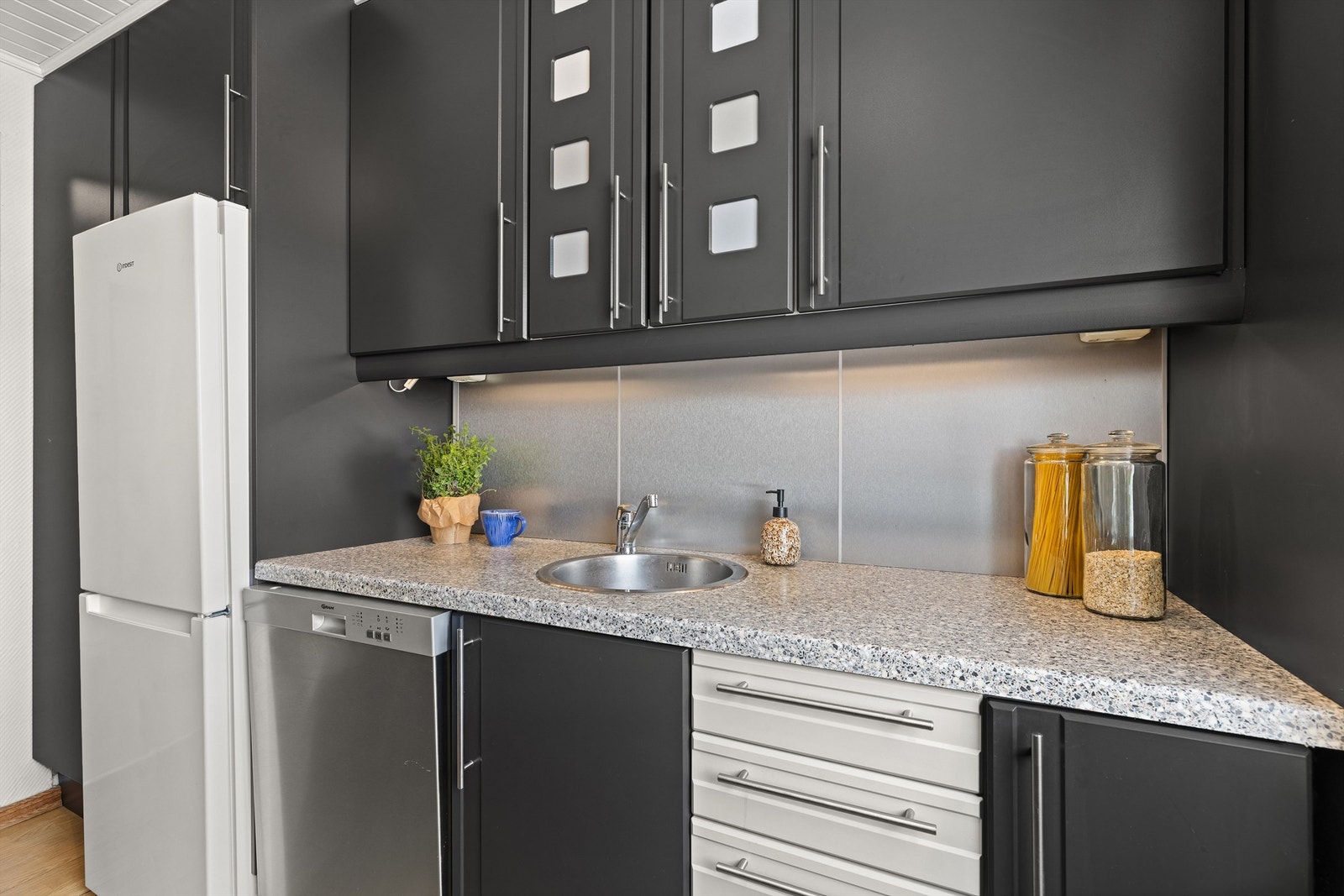 Det er godt med belysning under overskapene, som lyser opp arbeidsbenken. Galleribilde