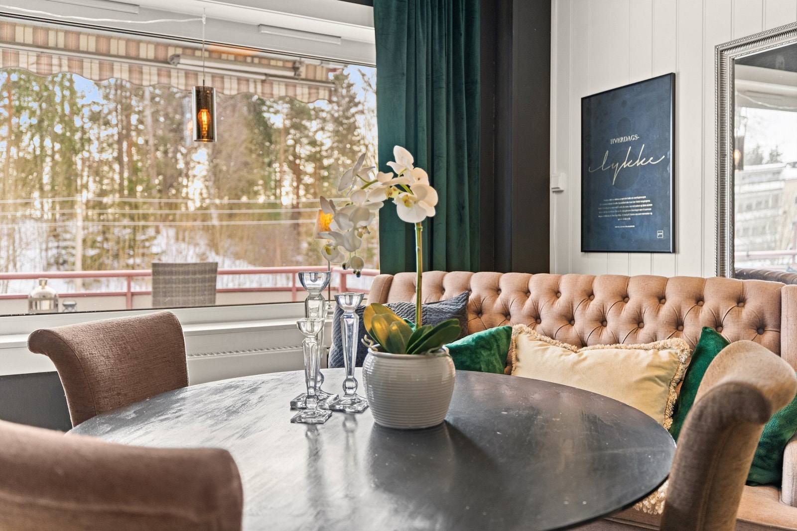 Store vindusflater slipper inn rikelig med dagslys og gir utsyn mot grøntområdet. Galleribilde