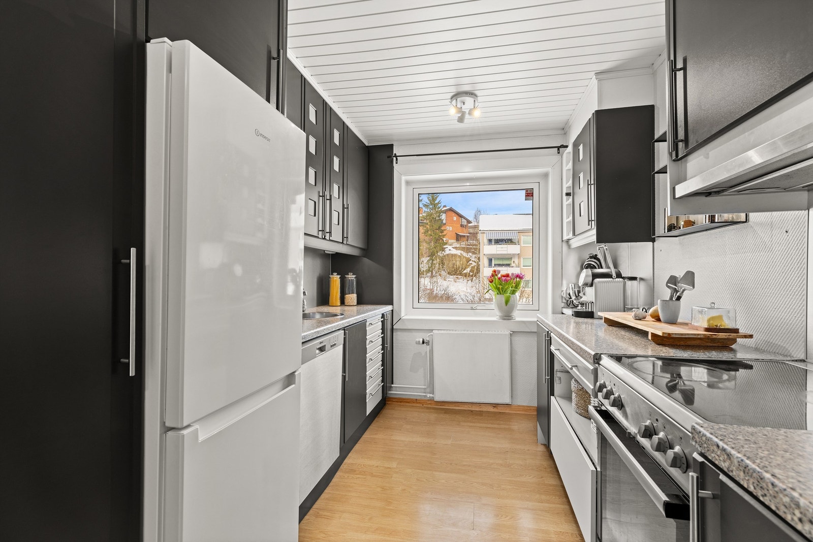 Kjøkkeninnredningen utnytter plassen godt med over- og underskap. Galleribilde