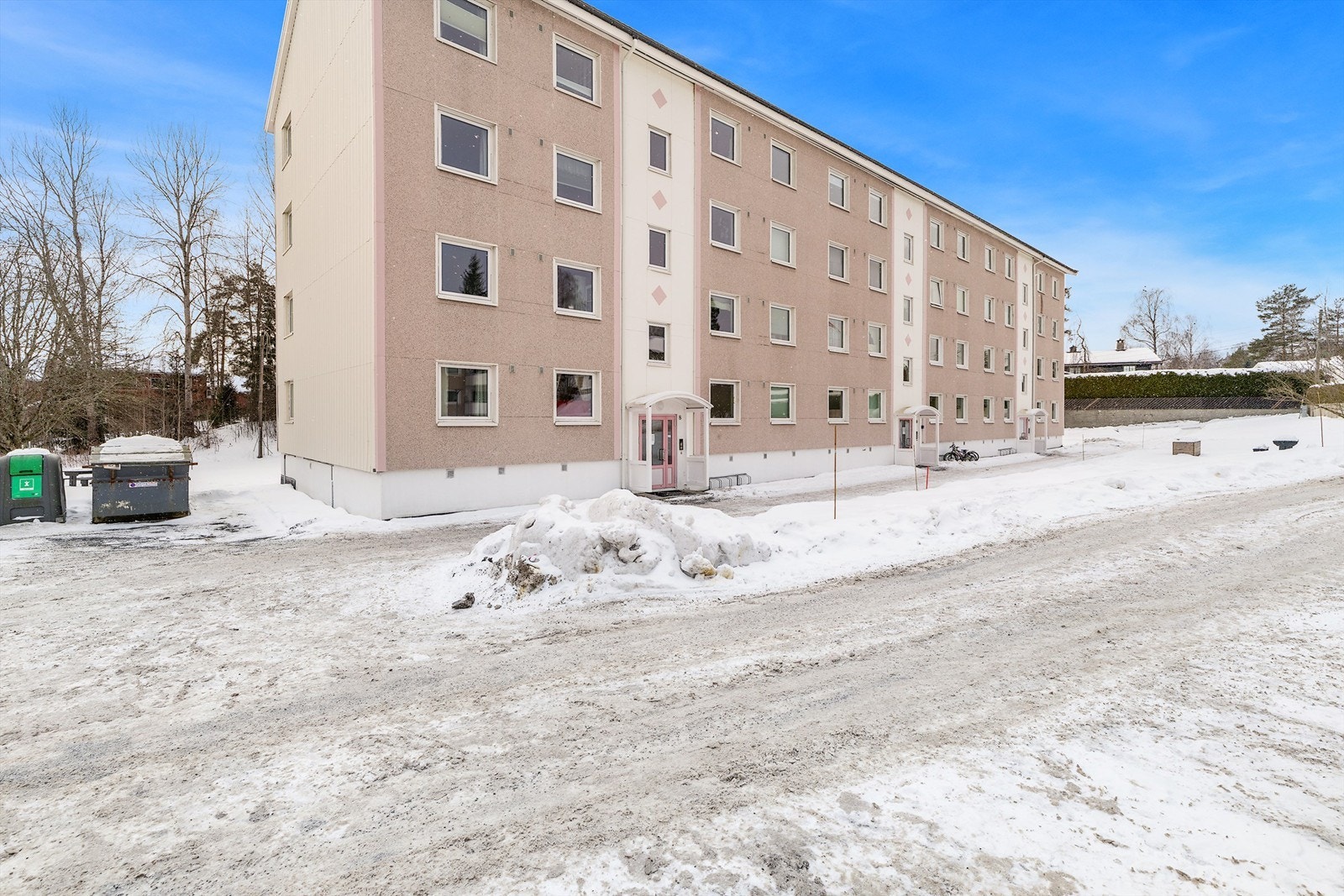 Eiendommen ligger i et rolig og etablert boligområde på Fjellhamar. Galleribilde