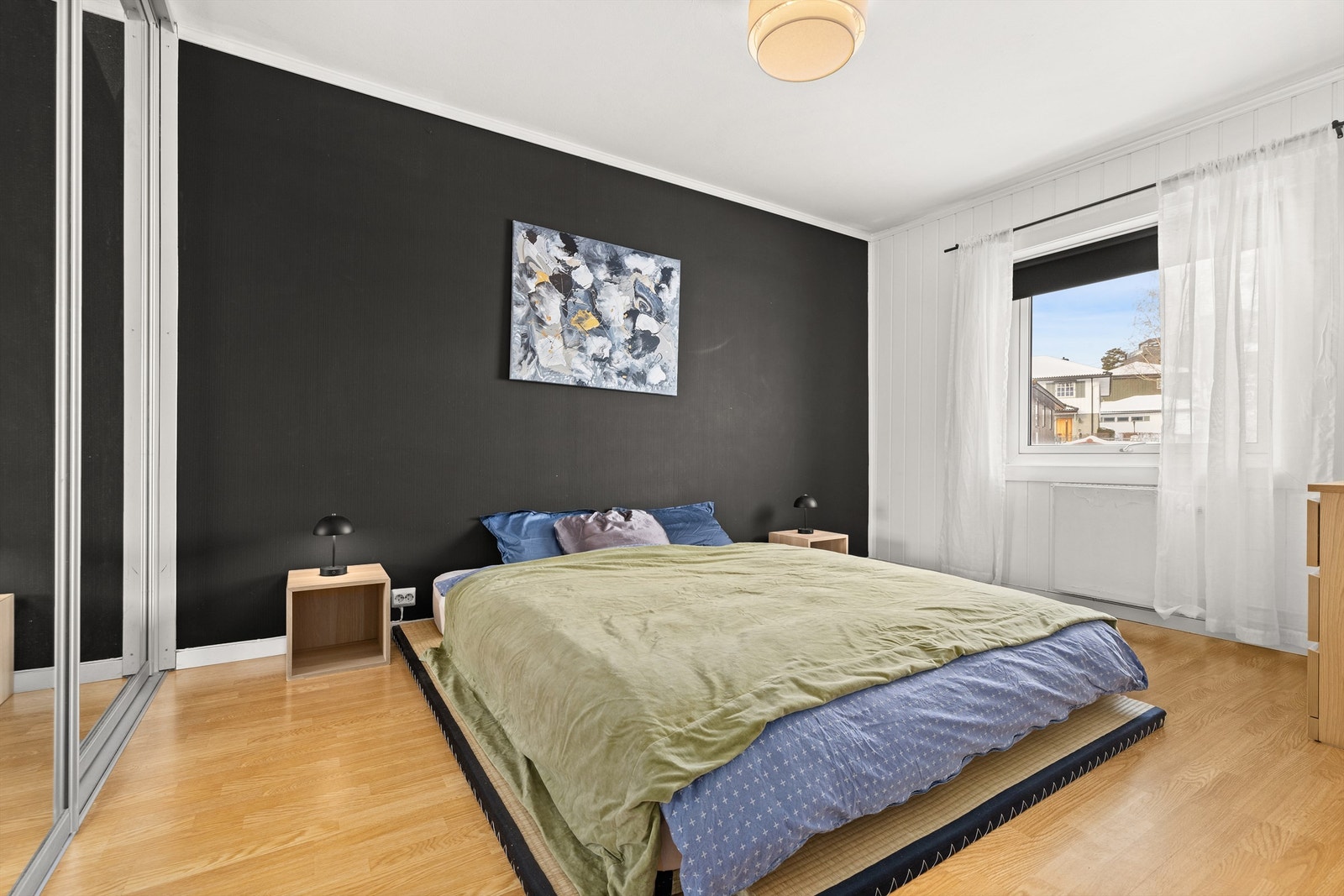 Hovedsoverommet er romslig og har god plass til dobbeltseng. Galleribilde