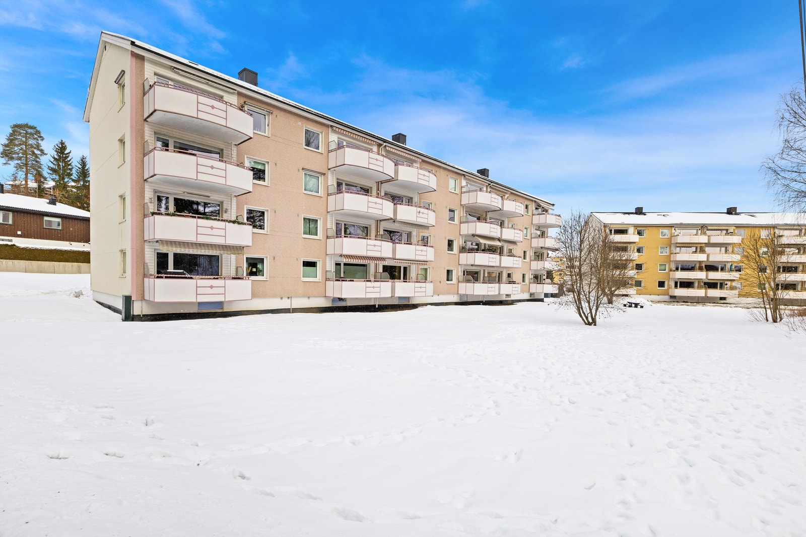 Leiligheten har en flott intern beliggenhet i Fjellet Borettslag, vendt mot et skjermet grøntområde. Galleribilde