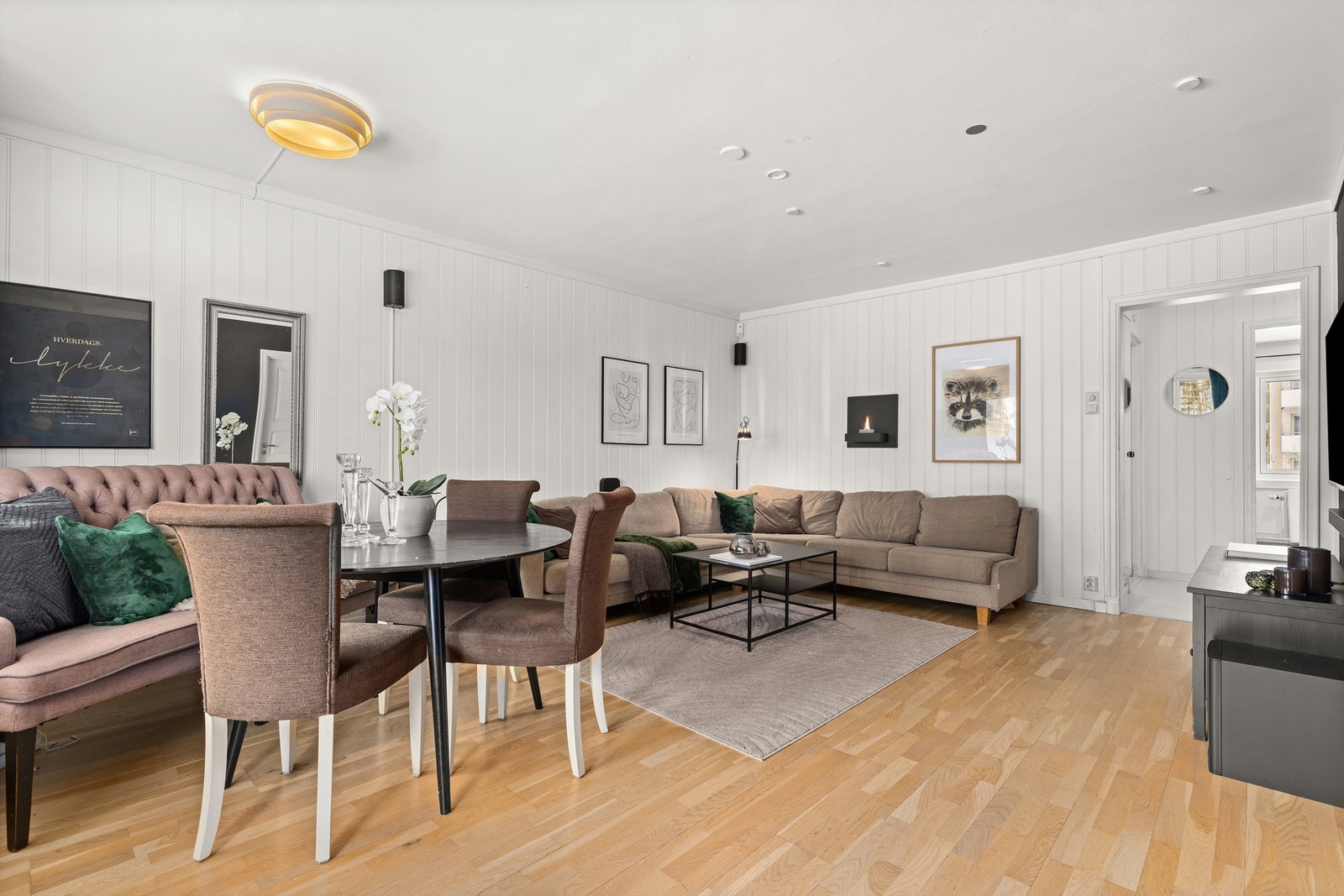 Den store stuen er et lyst og innbydende samlingspunkt med god plass til sofagruppe. Galleribilde