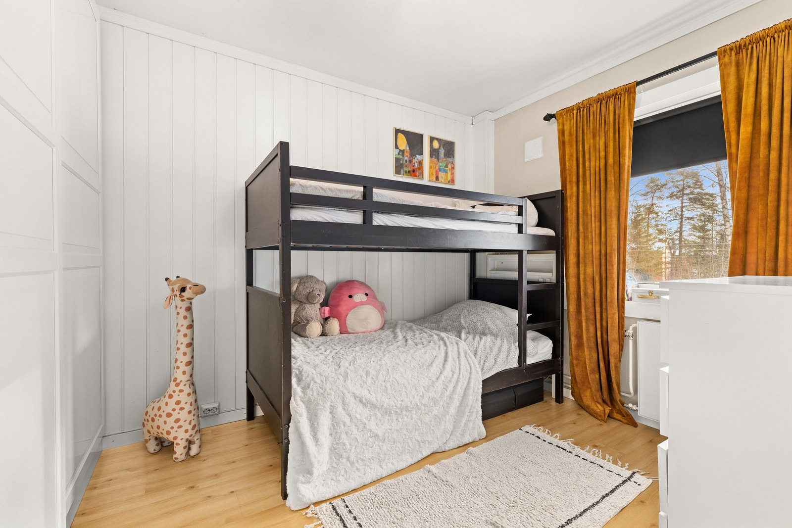 Det andre soverommet egner seg godt som barnerom, gjesterom eller kontor. Galleribilde