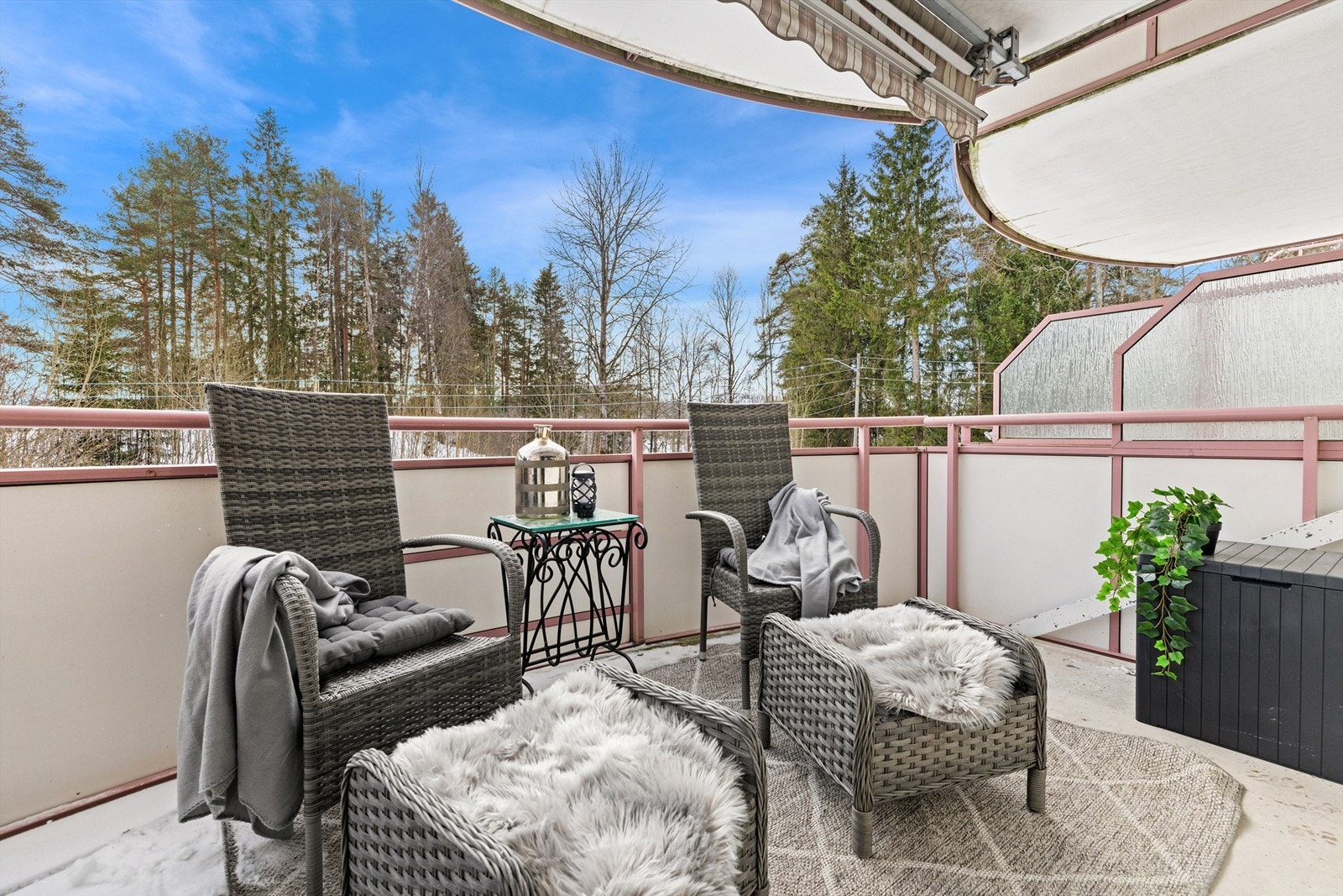 Den sydvendte balkongen på 8 m² har plass til utemøbler og vender mot rolige grøntområder. Galleribilde