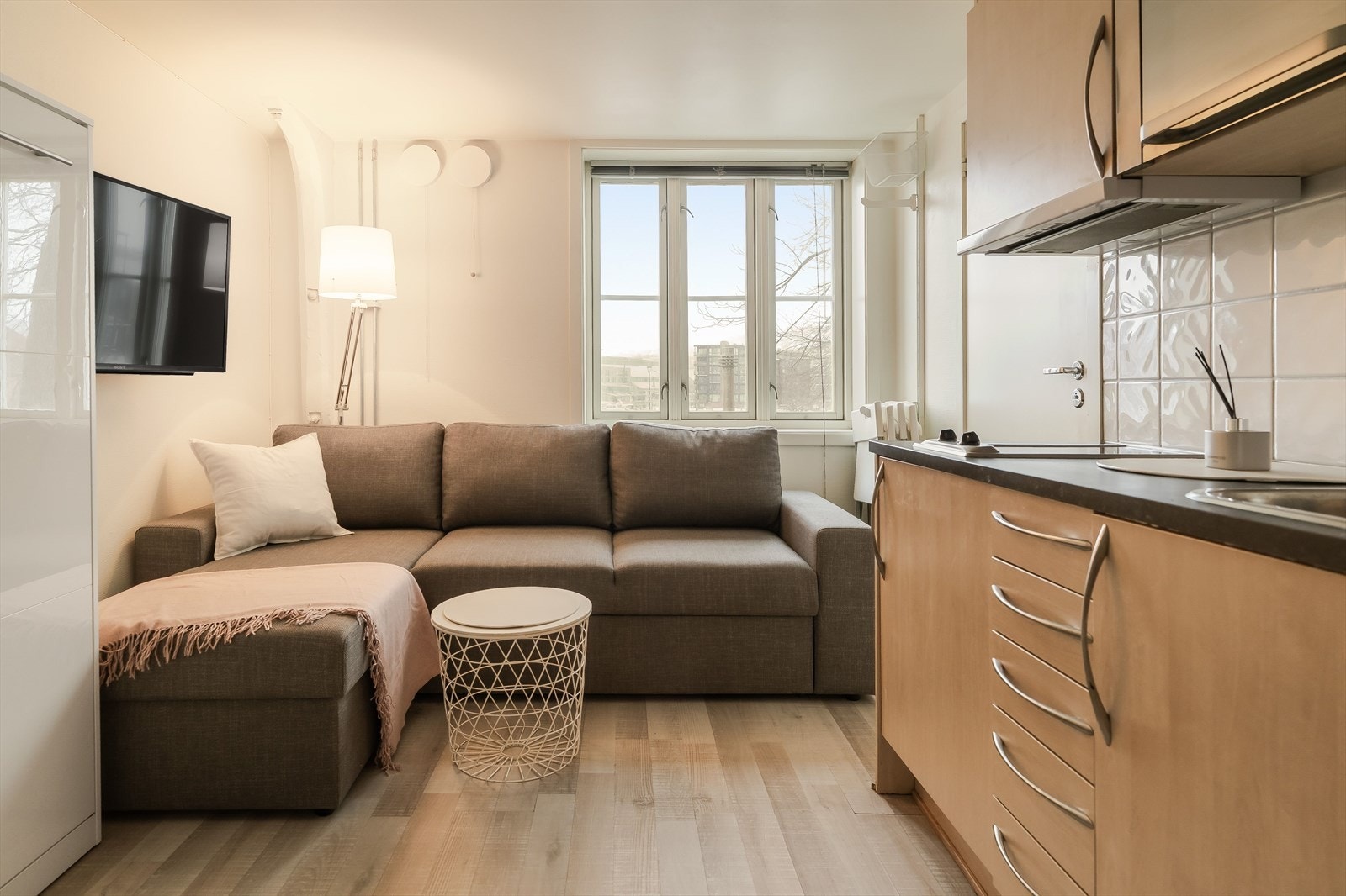 Velkommen til en smart og arealeffektiv 1-roms selveierleilighet med atteraktiv beliggenhet midt i Trondheim sentrum. Galleribilde