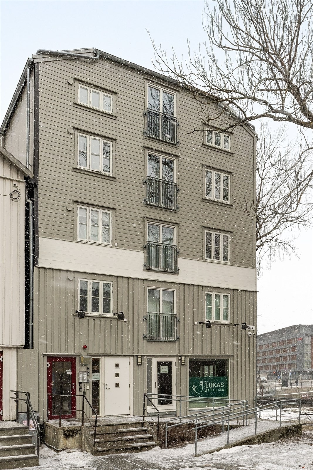 Boligen har en av byens beste kollektivbeliggenheter. Trondheim S ligger kun ca. 4 minutters gange unna med tilgang til totalt 29 ulike linjer. Galleribilde