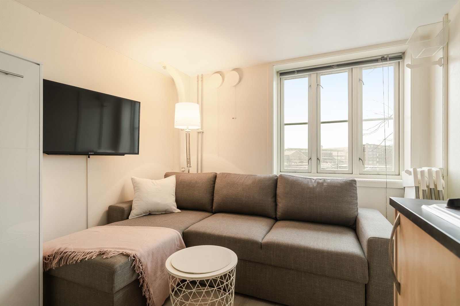 Strøm i leiligheten, vannbåren oppvarming og internett er inkludert i felleskostnadene, noe som gir svært lave bokostnader. Galleribilde