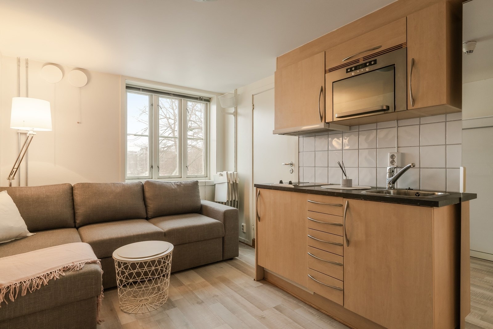 Leiligheten ligger i 2. etasje og inneholder åpen stue/kjøkken løsning og bad, i tillegg til bod i kjeller. Galleribilde