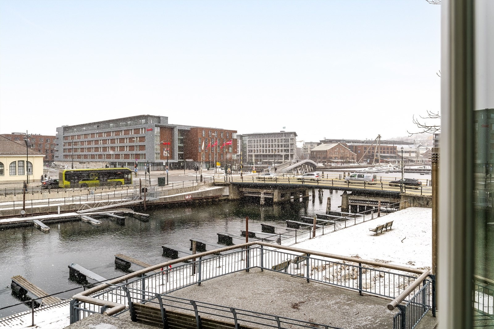 Innen få minutters gange når du Solsiden via Blomsterbrua med sitt yrende folkeliv, restauranter og shoppingmuligheter. Galleribilde