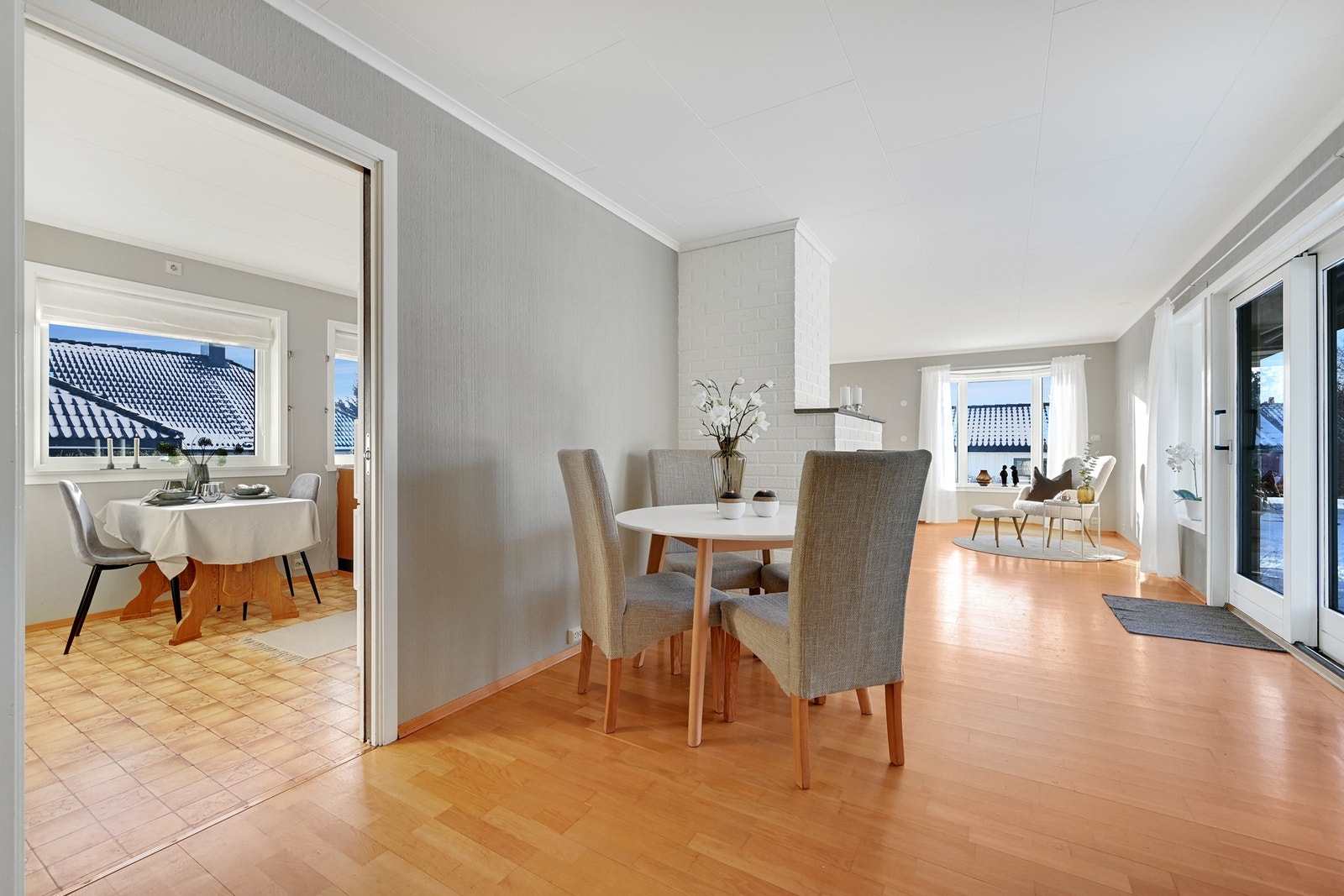 Vegg i vegg med kjøkkenet er det fin plass til spisestue Galleribilde