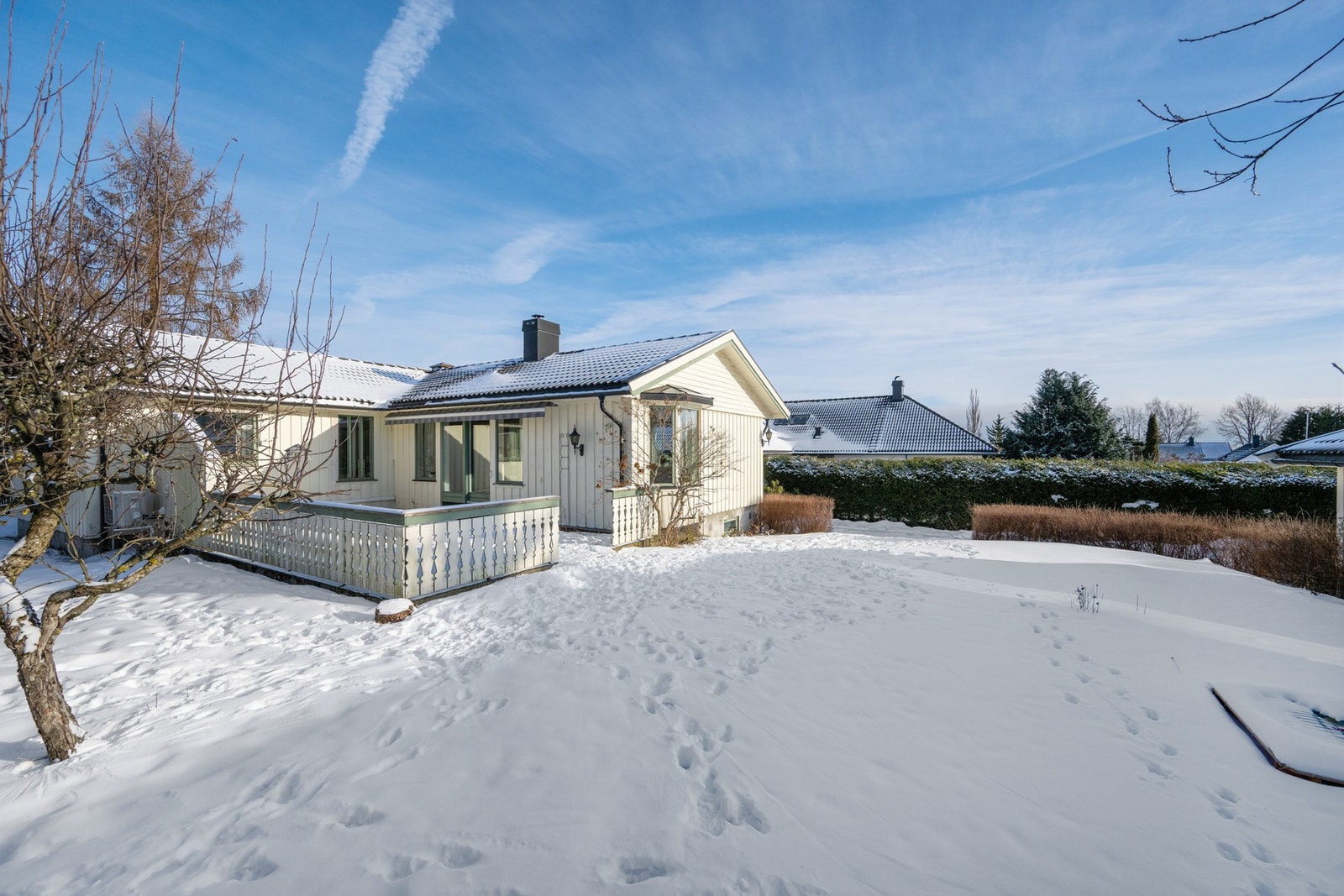 Vi er på utsiden igjen i den store flate hagen Galleribilde