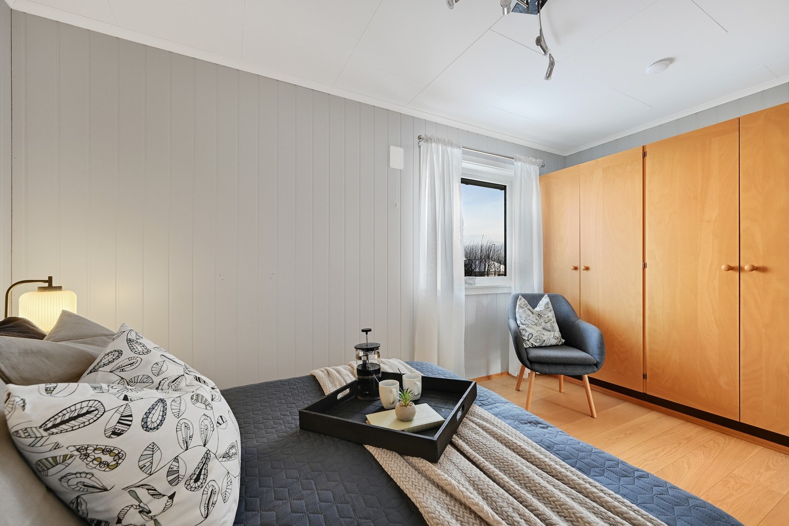 Hovedsoverommet har godt med garderobeplass Galleribilde