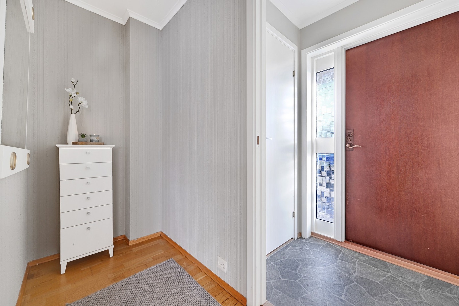 Inn til entre/gang med plass for yttertøy Galleribilde