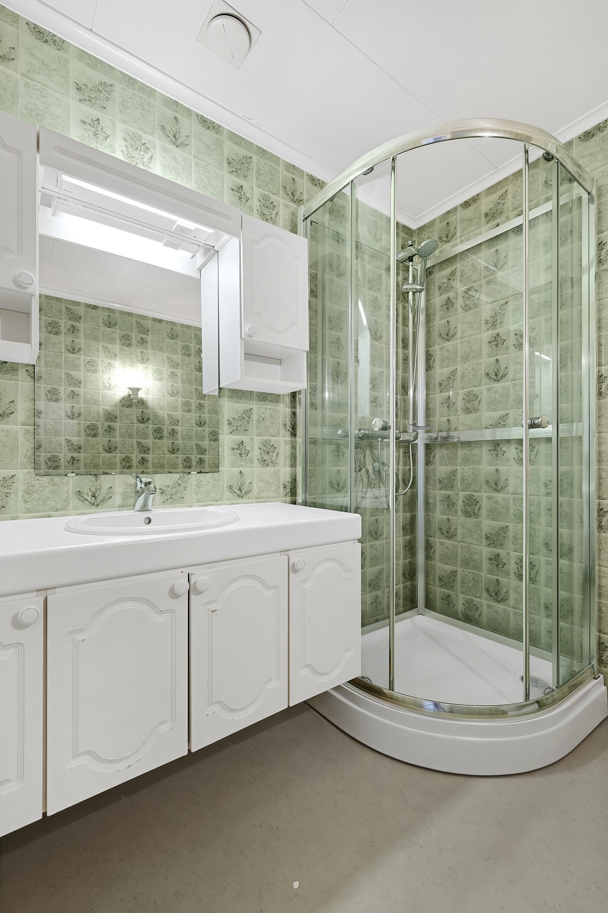 Dette badet er eldre med renoveringsbehov, dog har det vært i daglig bruk frem til i høst Galleribilde