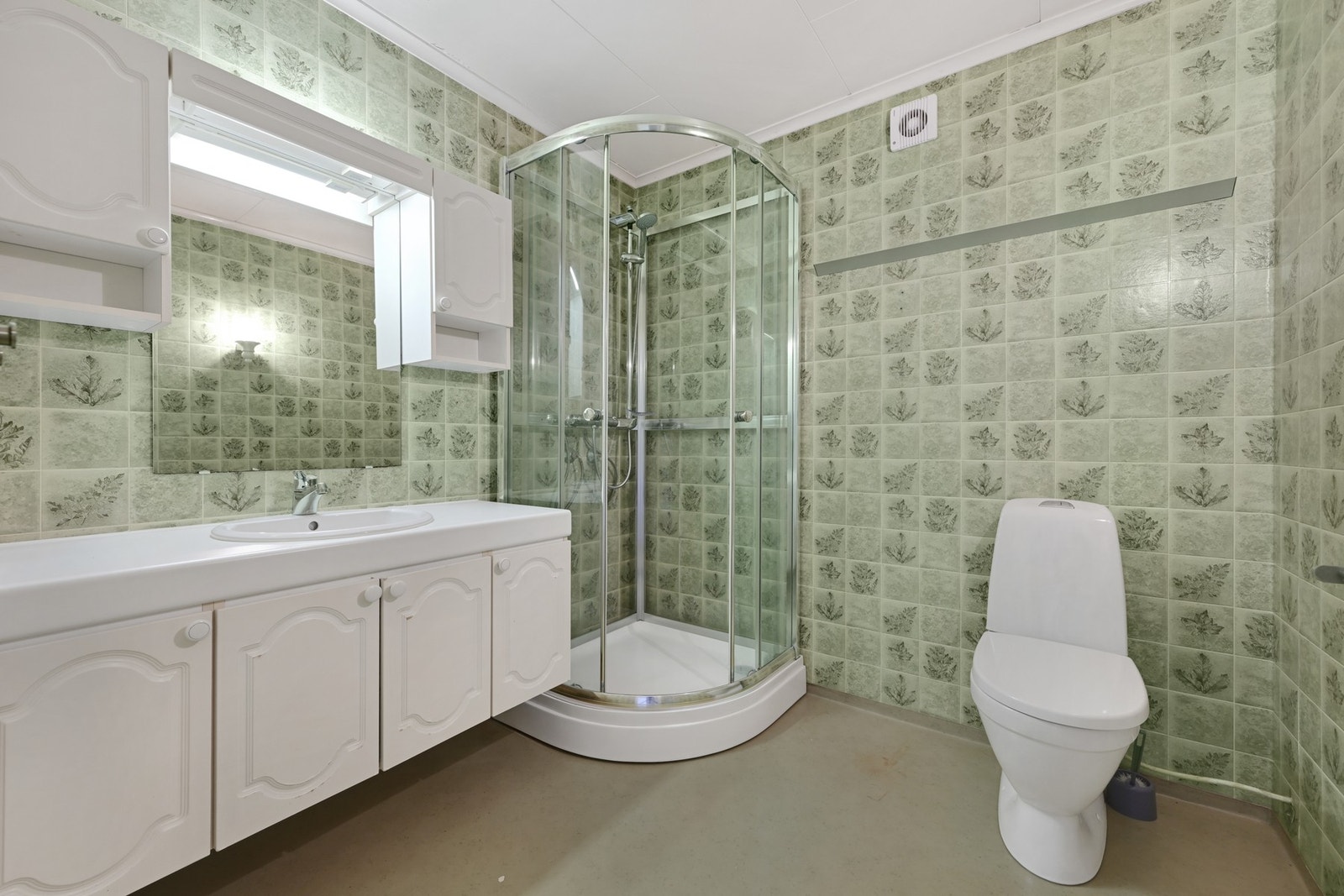 Enkelt bad med belegg i denne etasjen Galleribilde