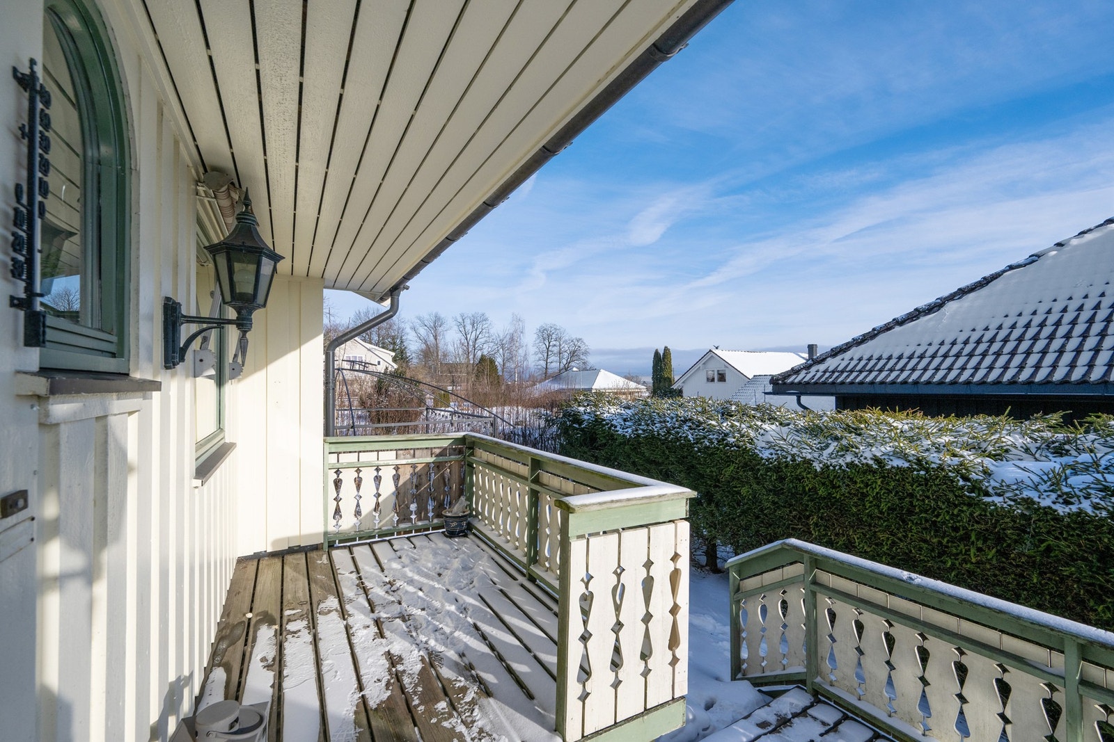 Overbygget inngangsparti med plass for utemøbler Galleribilde