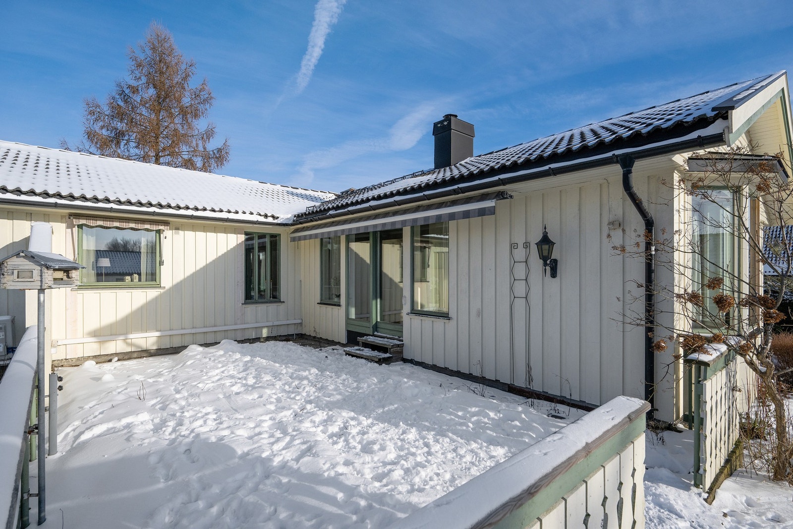Solrik og usjenert hage med stor terrasse Galleribilde