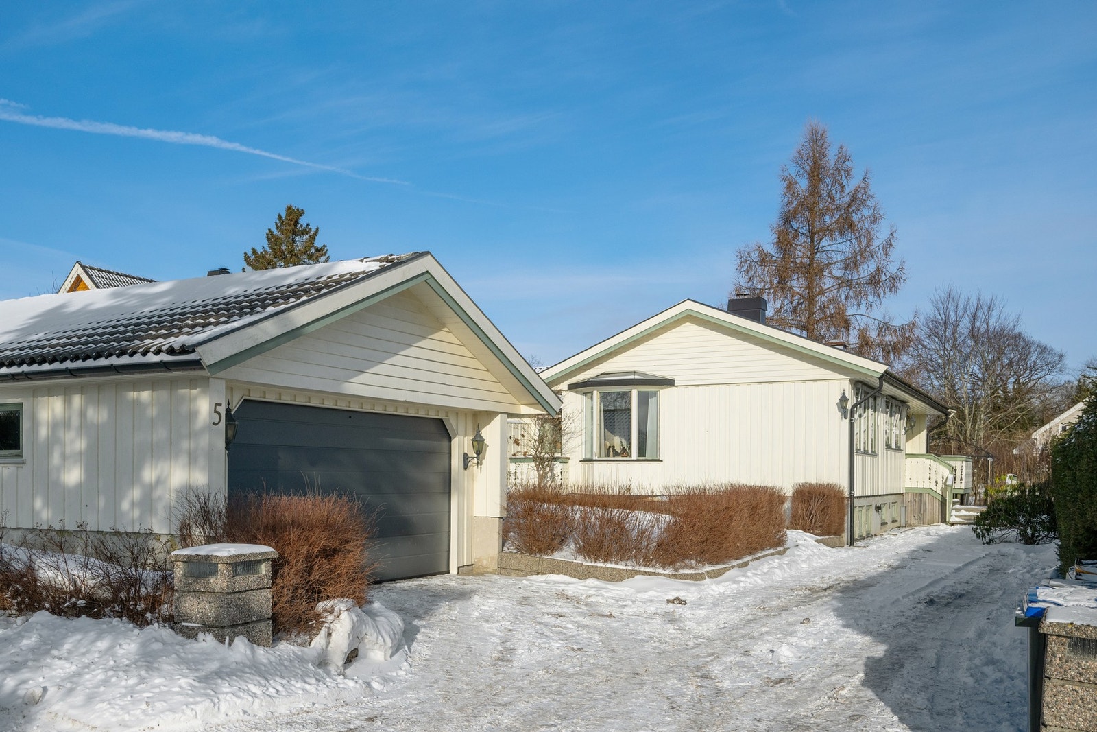 Bra med parkeringsplass i oppkjørsel og dobbel garasje Galleribilde