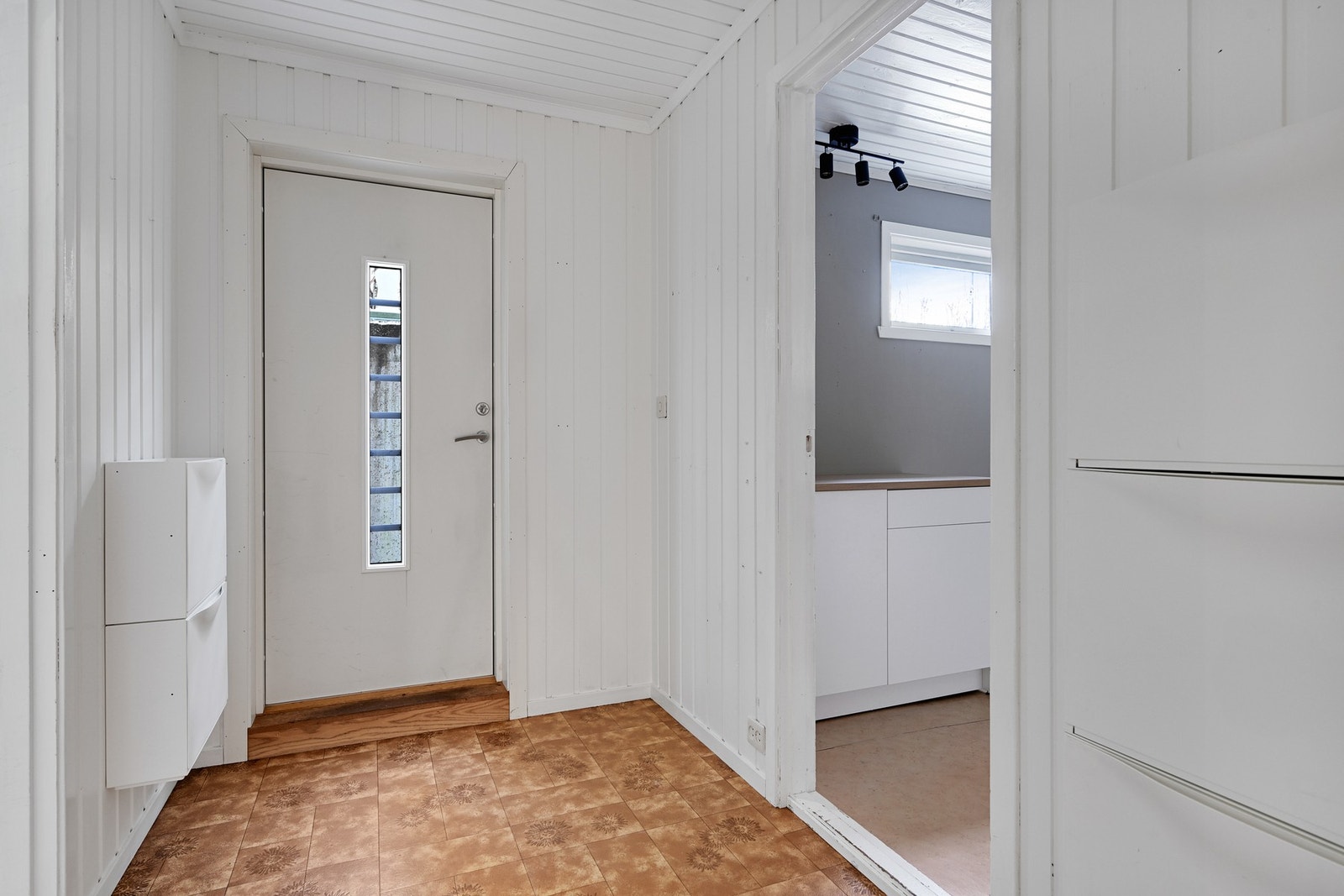 Ned i underetasjen med egen inngang Galleribilde