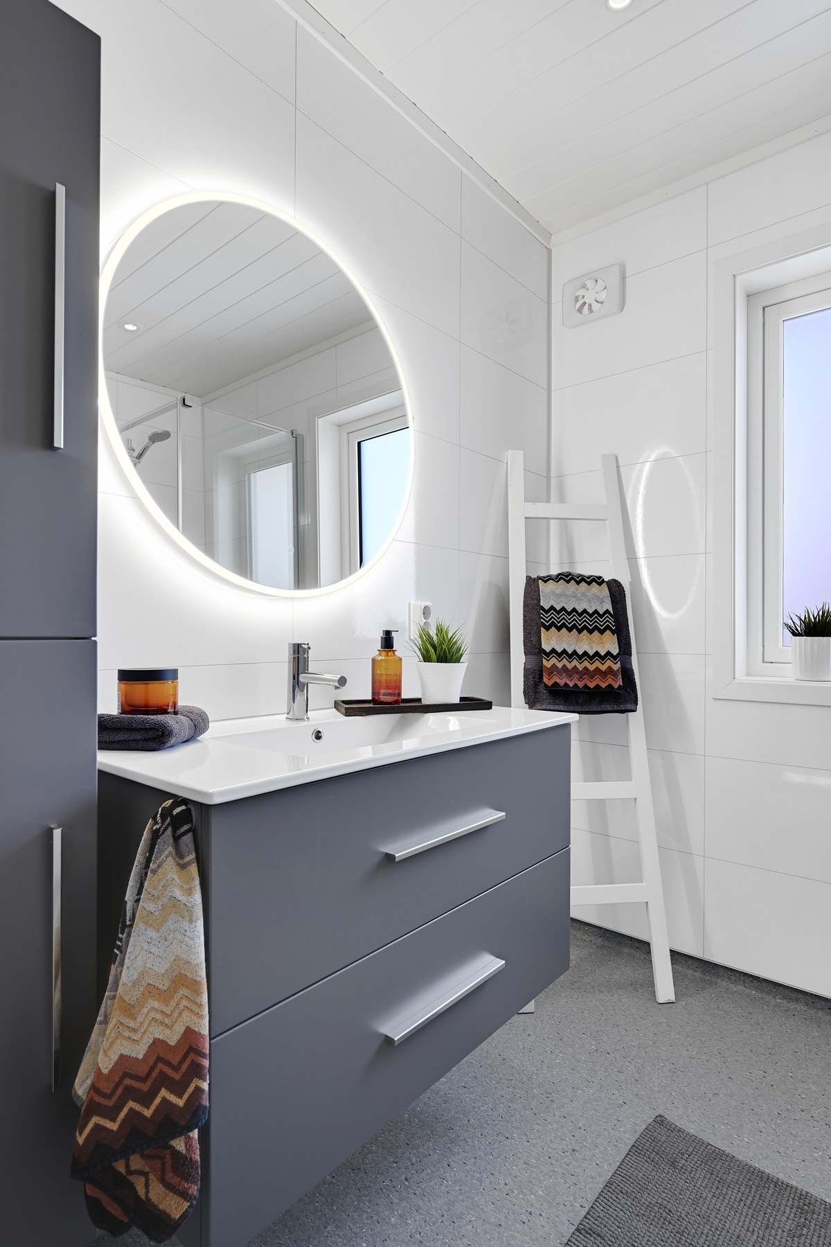 Pent bad fra 2021 med gulvvarme Galleribilde