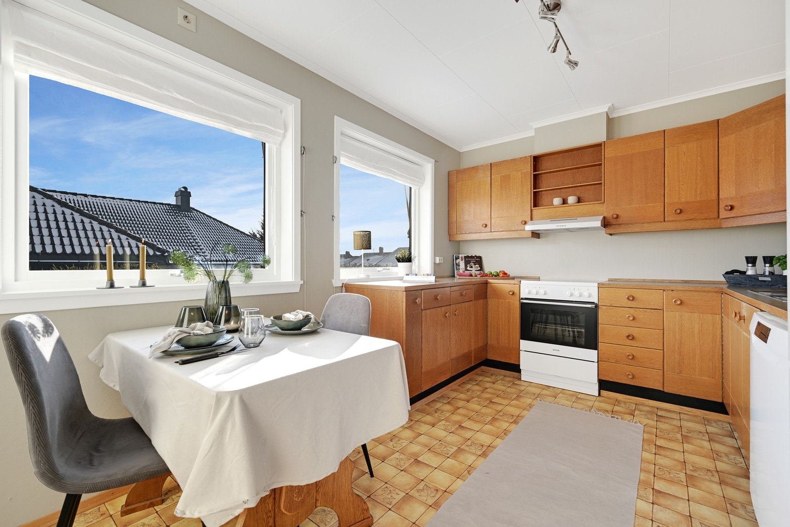 Eldre kjøkken med plass for frokostbord Galleribilde