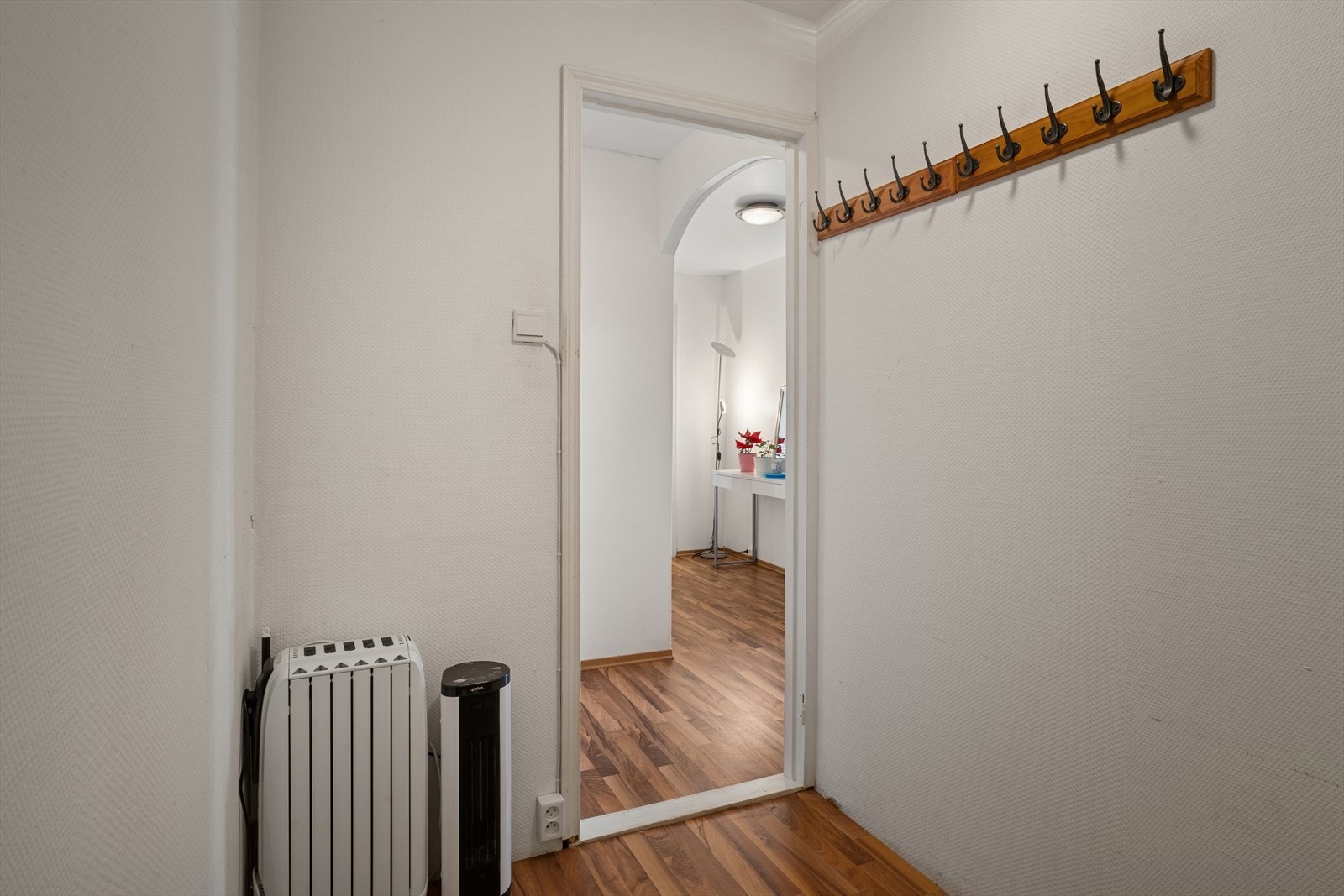 Fra entréen har du ankomst til en innvendig bod/omkledningsrom. Galleribilde