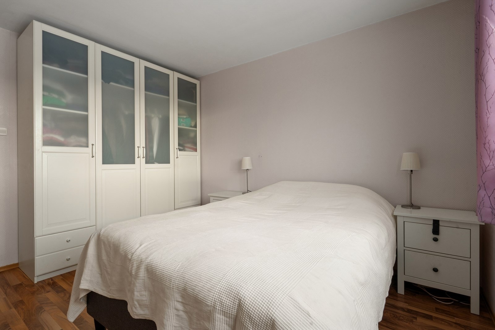 Her er det rikelig med fleksible innredningsmuligheter og god plass til dobbeltseng, garderobeskap og annet ønskelig møblement. Galleribilde