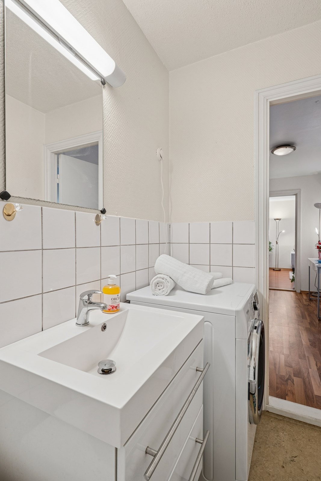 Det er opplegg for vaskemaskin. Leiligheten får varmtvann fra fjernvarmeanlegget. Galleribilde