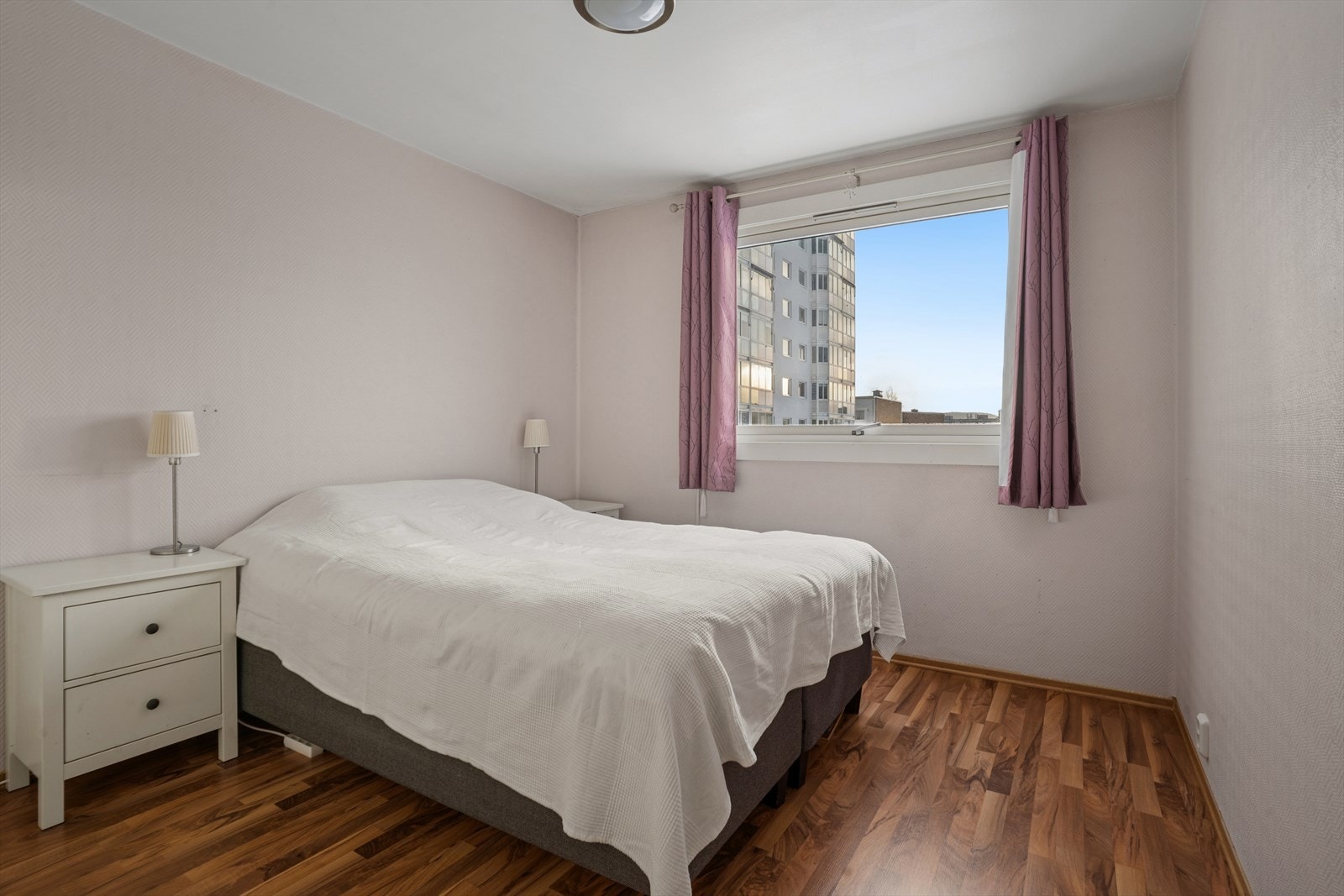 Leiligheten byr på et romslig soverom med god romplass og naturlig lysinnslipp. Galleribilde