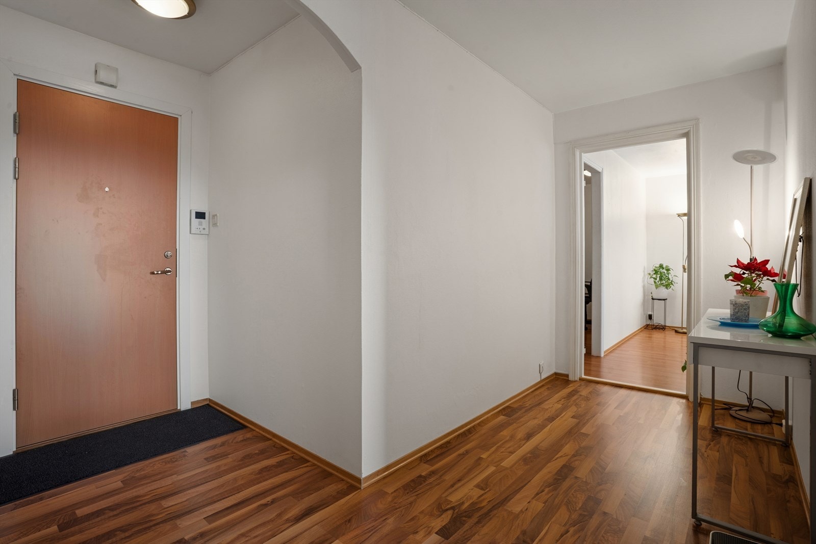 Leilighetens entré er lys og gir et positivt førsteinntrykk av boligen. Galleribilde