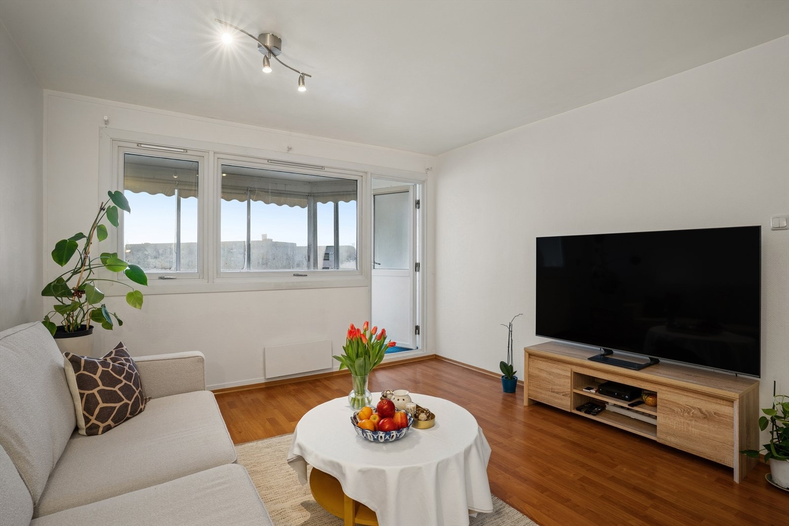 Leiligheten byr på en koselig stue med generøse vindusflater som slipper inn godt med naturlig lys. Galleribilde