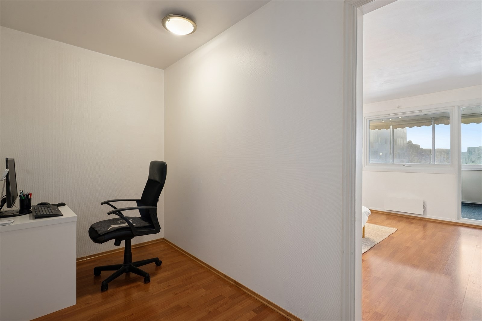 Fra stuen har du ankomst til en alkove, som eventuelt kan benyttes som et kontor/gjesterom. Galleribilde