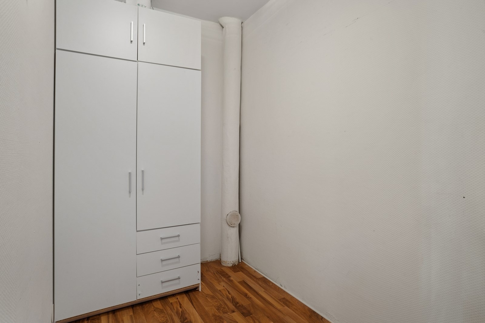 Her kan du enkelt henge fra deg yttertøyet og parkere skoene. I tillegg disponerer boligen 1 kjellerbod på ca. 3 m². Galleribilde