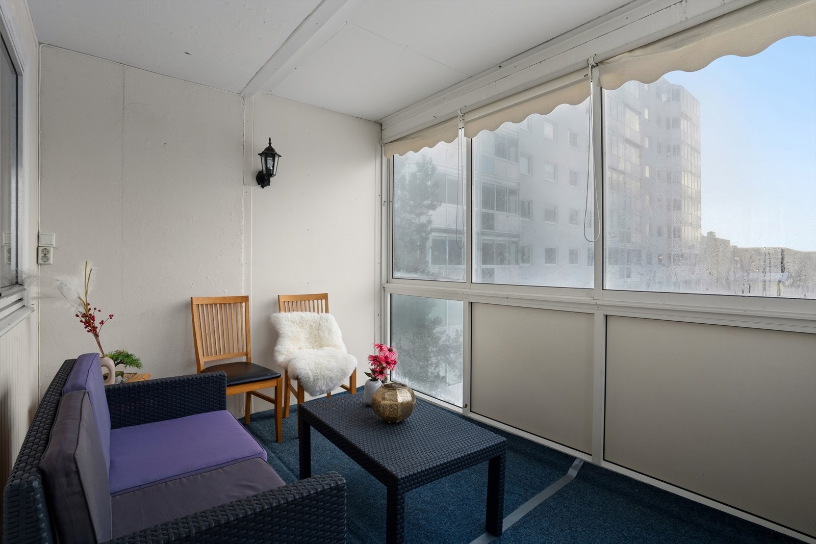 Det er tillatt med gass-/elektrisk grill. Her har du utsyn mot de stille og rolige omgivelsene. Galleribilde