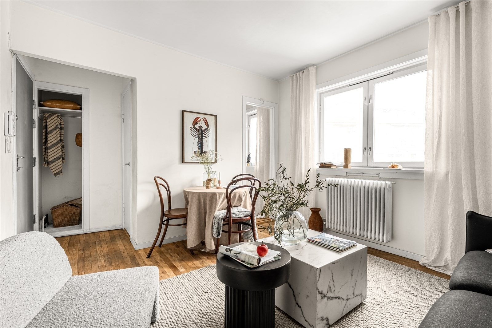 Stue med plass til sittegruppe og spisebord. Galleribilde