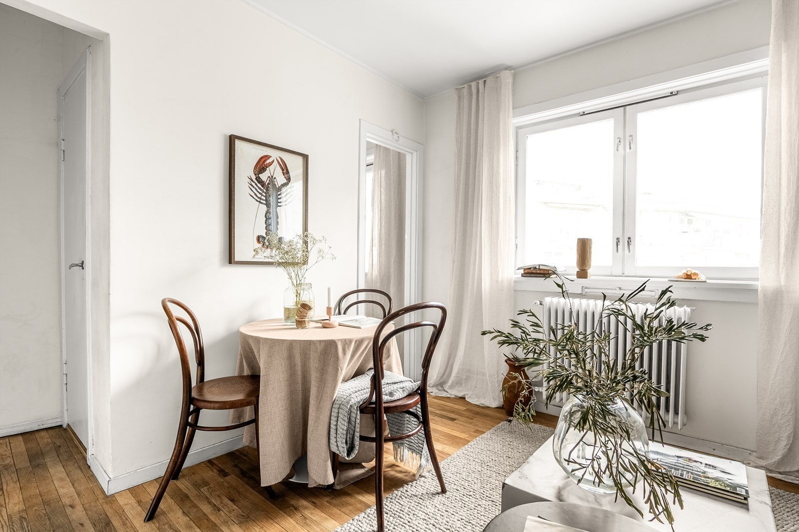 Leiligheten er oppvarmet gjennom originale radiatorer, varmtvann og fyring er inkludert i felleskostnadene. Galleribilde