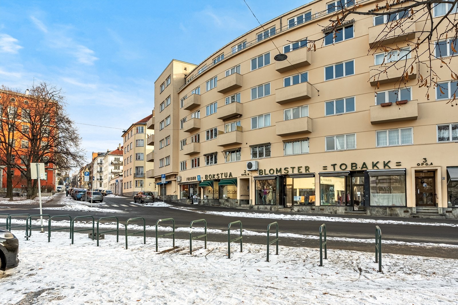 Borettslaget Sofies plass 3 består av 57 andeler. Borettslaget er nystiftet og etablert av selger. Forretningsfører for borettslaget er USBL. Galleribilde