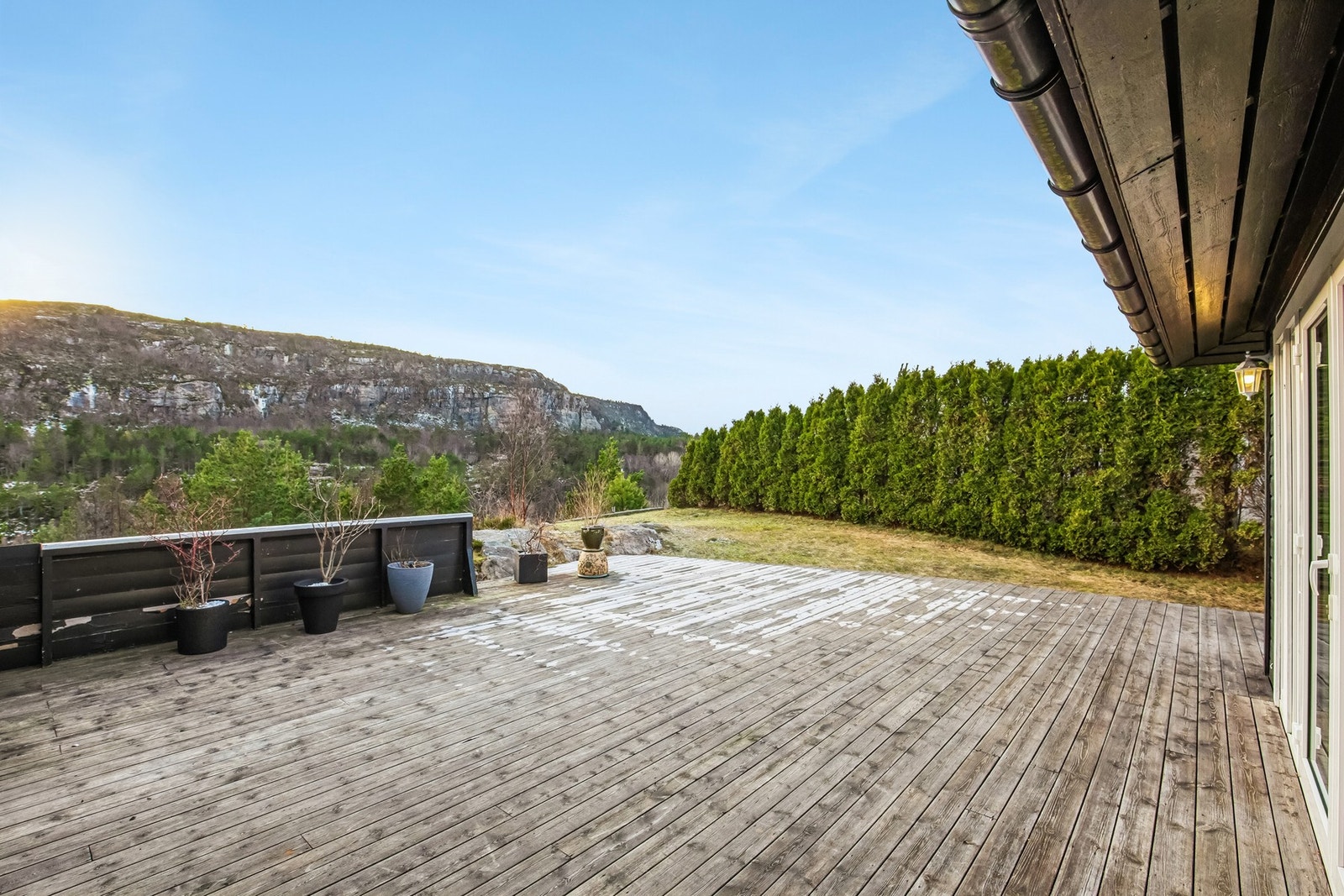 Solrikt og usjenert uteområde Galleribilde