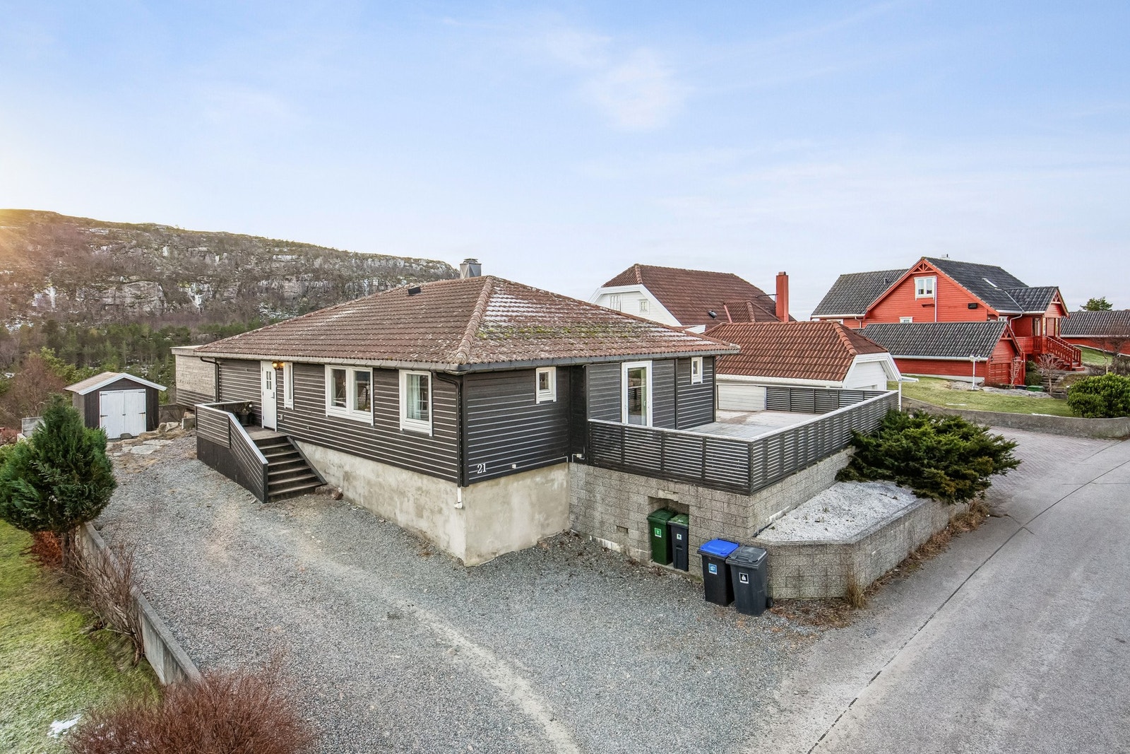 Boligen har en attraktiv og barnevennlig beliggenhet på Dale Galleribilde