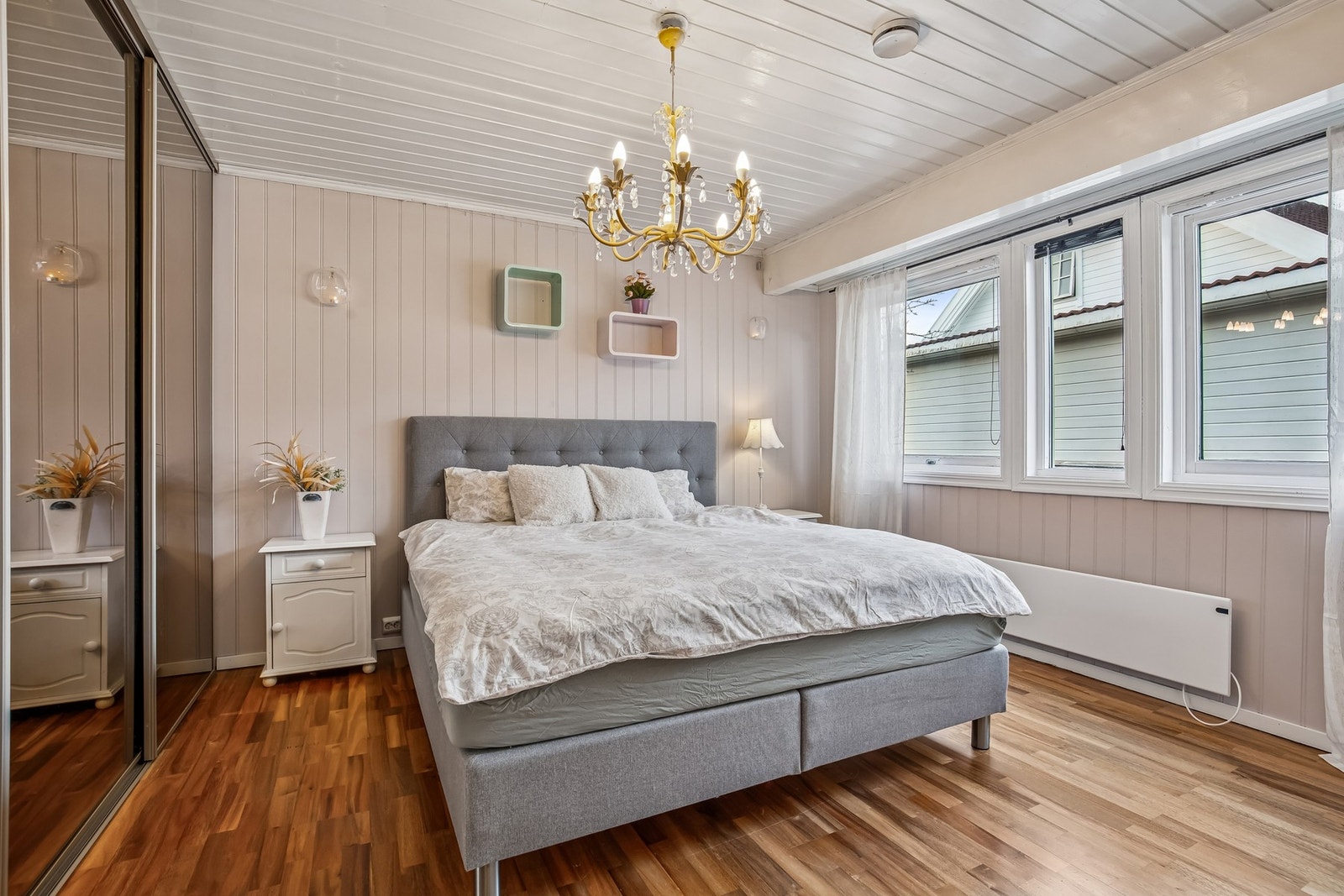 Hovedsoverom med stor garderobe Galleribilde