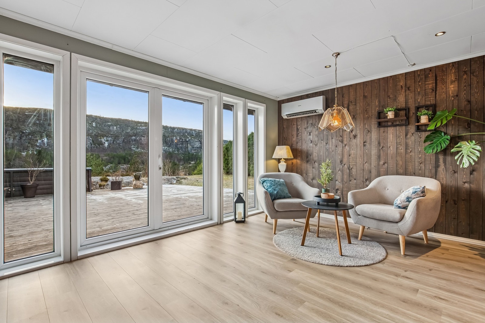 Store vindusflater slipper inn godt med lys Galleribilde